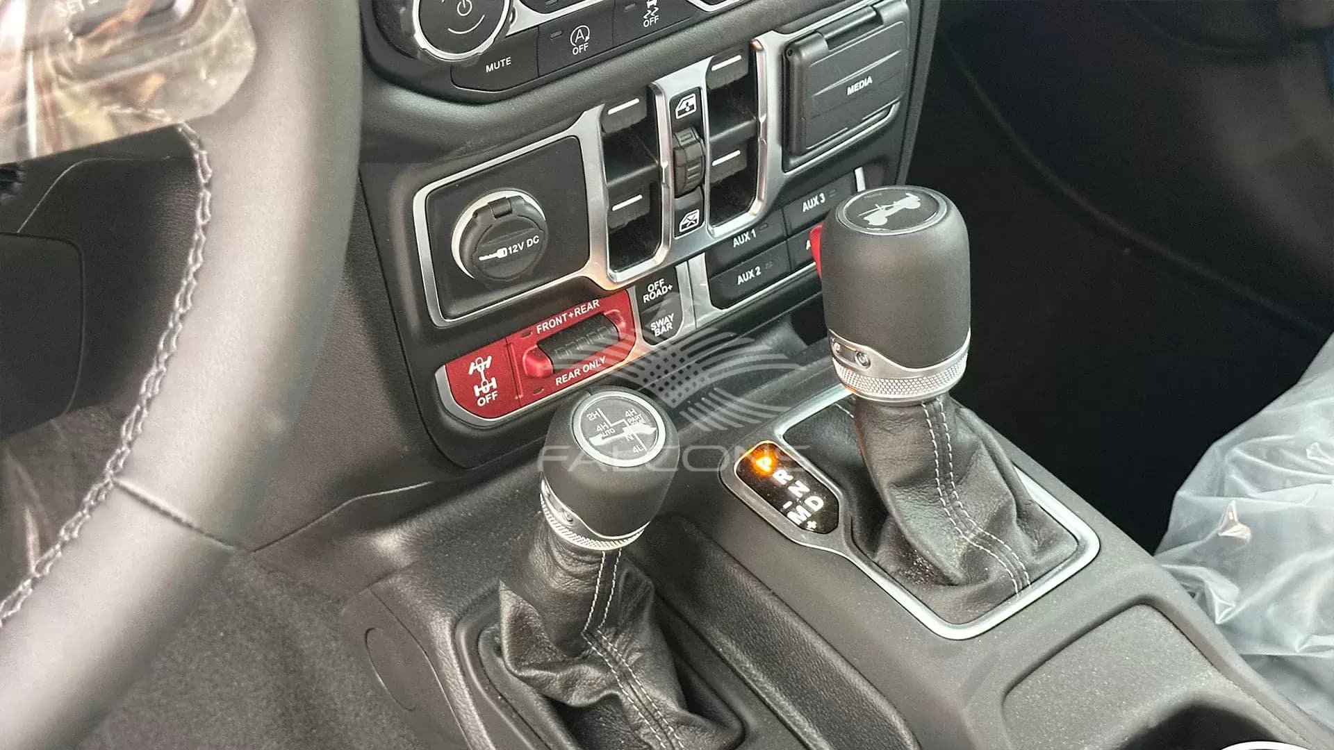 2.0L 4DR RUBICON AT - Image 16