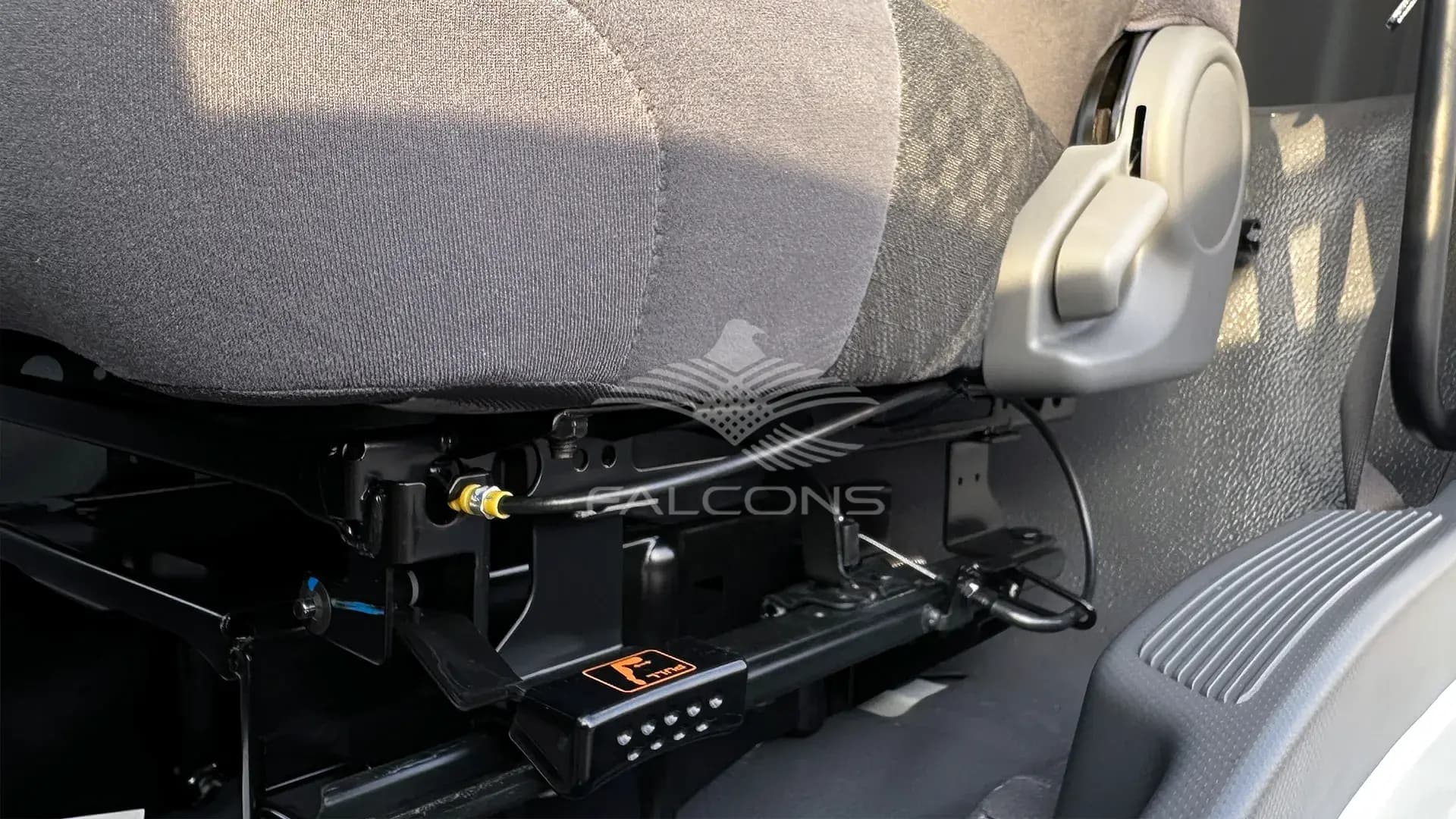 8.0L 33P CAB Chassis MT - Image 18