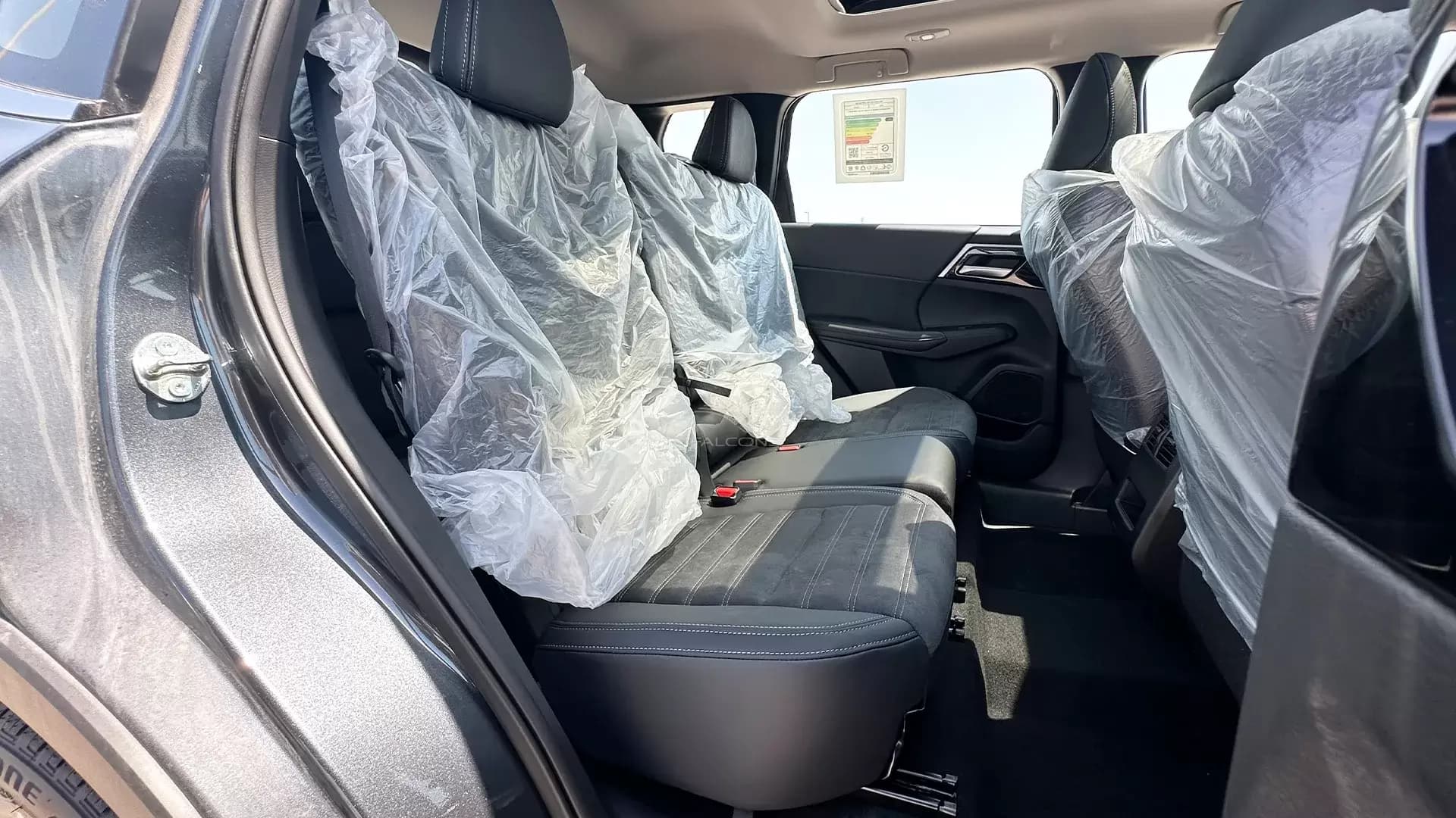 2.5L 4WD MID OPTION 7-SEATER AT - Image 11